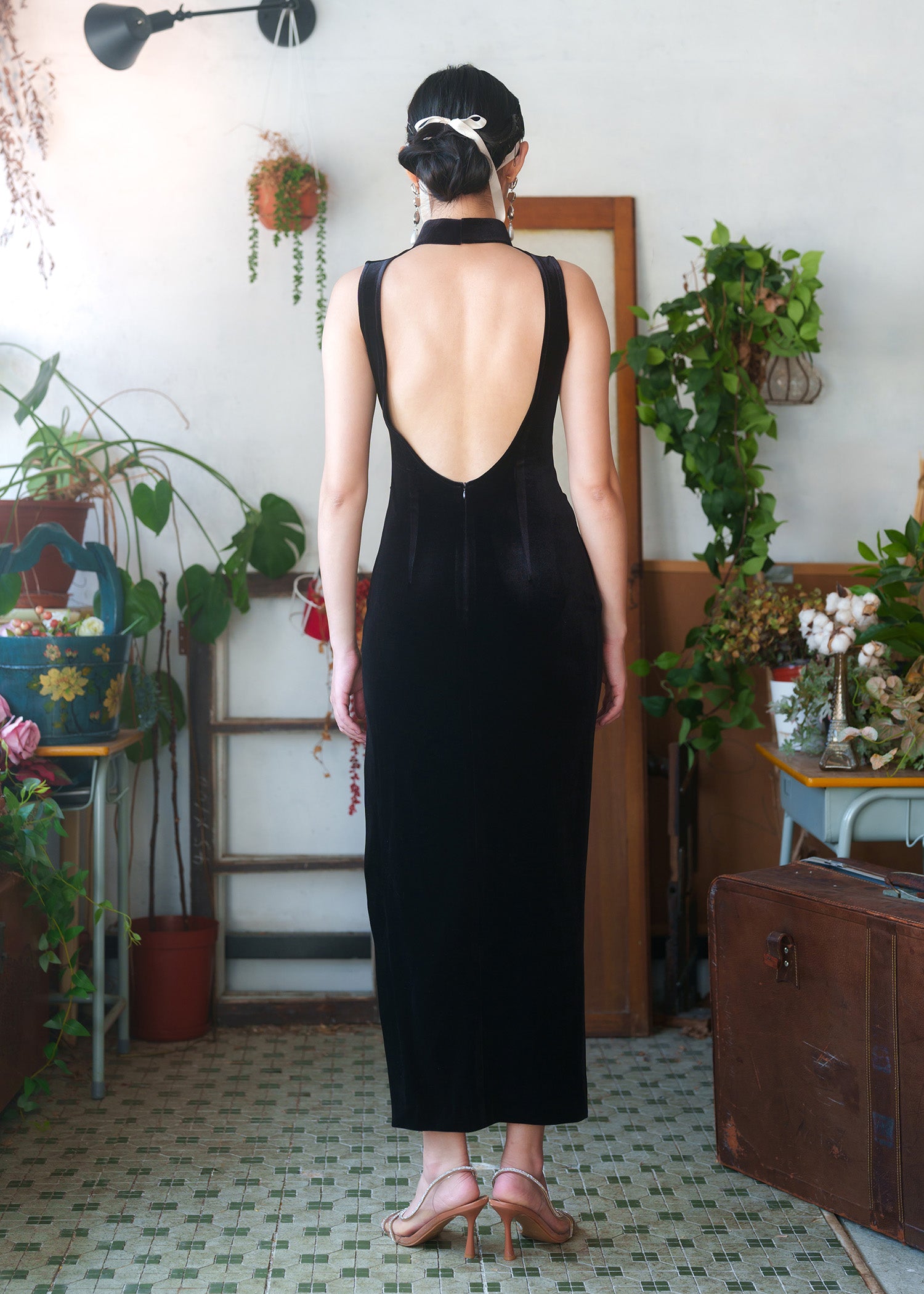 Hellebores Open Back Velvet Qipao w Jade (Black)