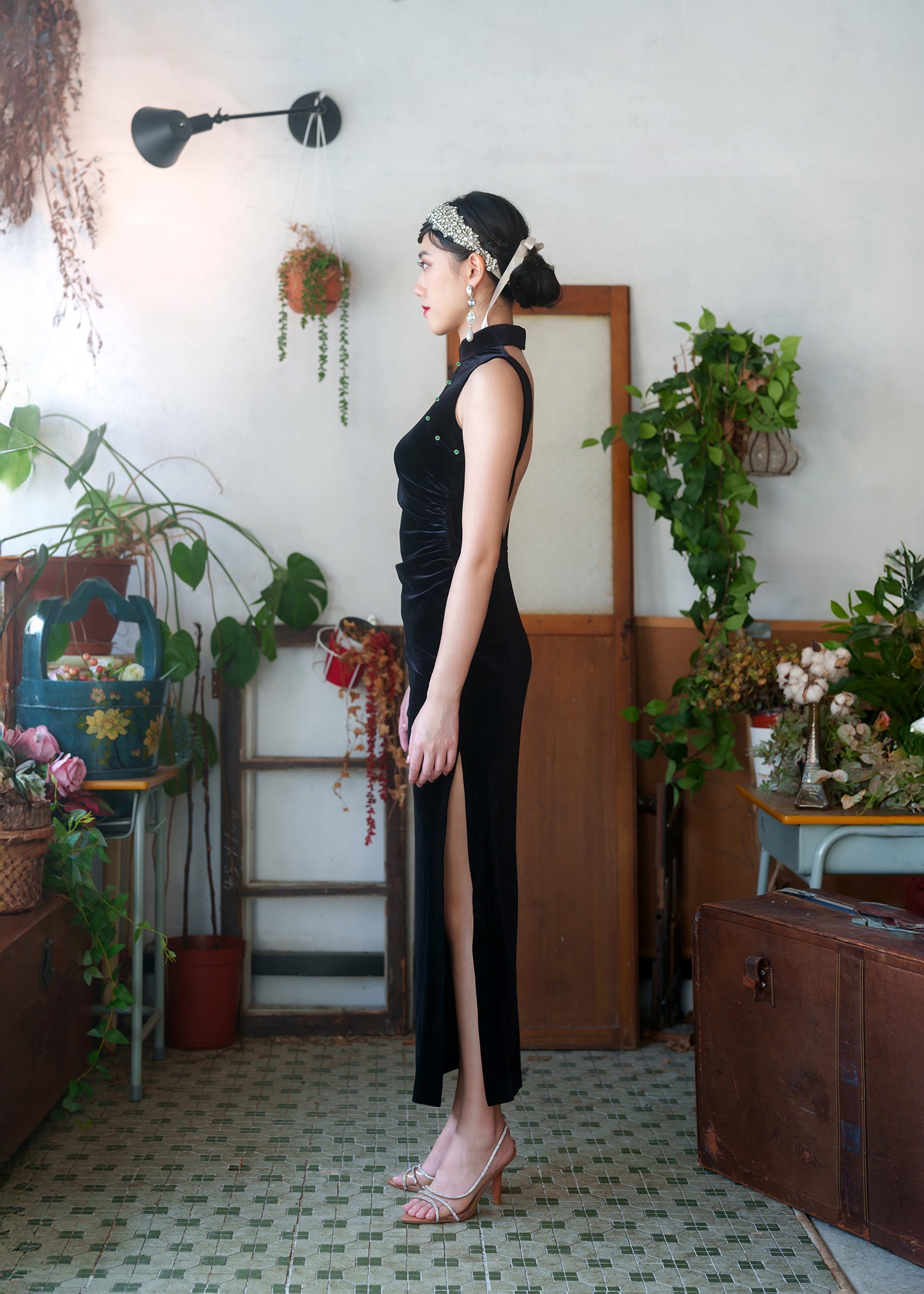 Hellebores Open Back Velvet Qipao w Jade (Black)