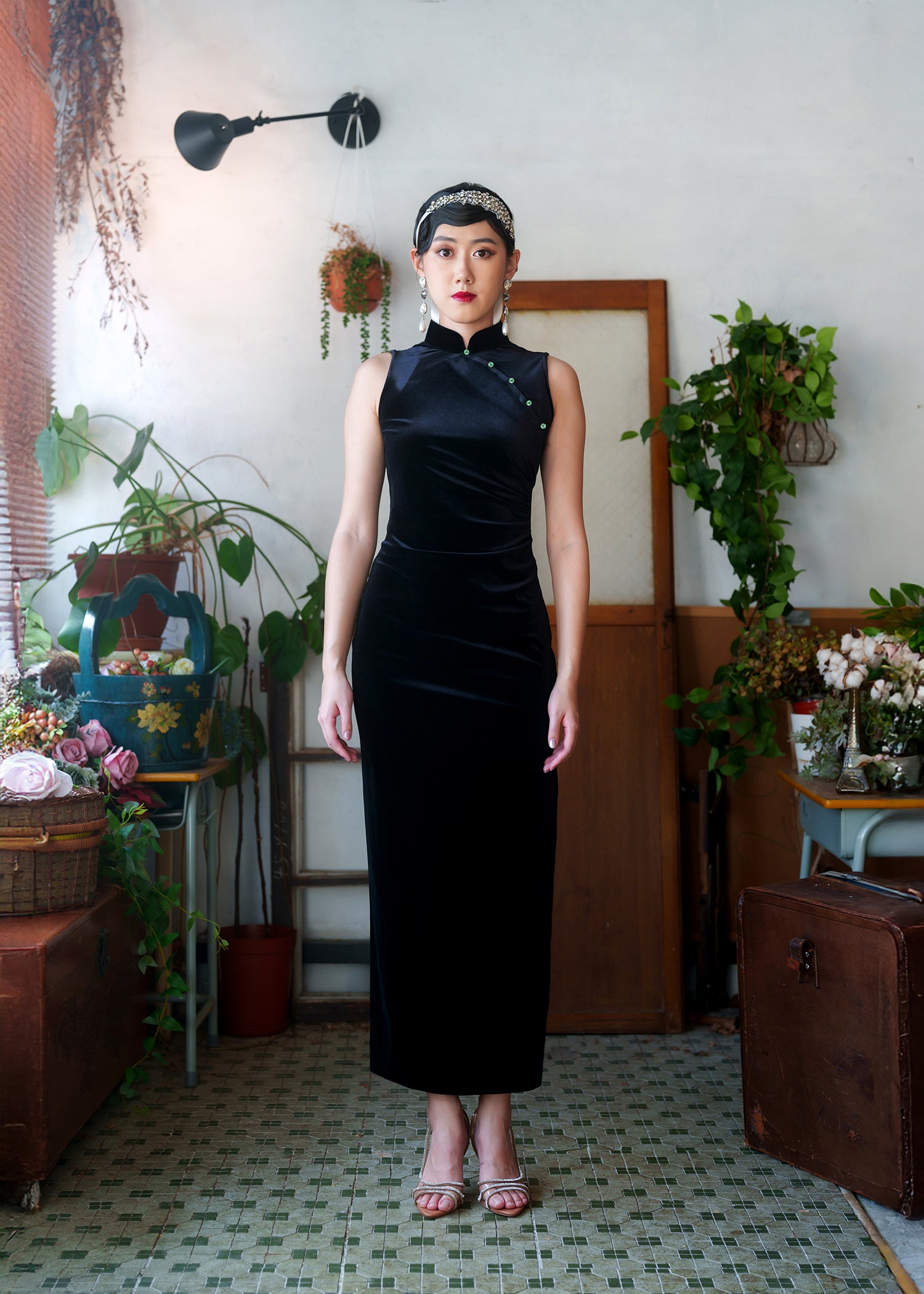 Hellebores Open Back Velvet Qipao w Jade (Black)