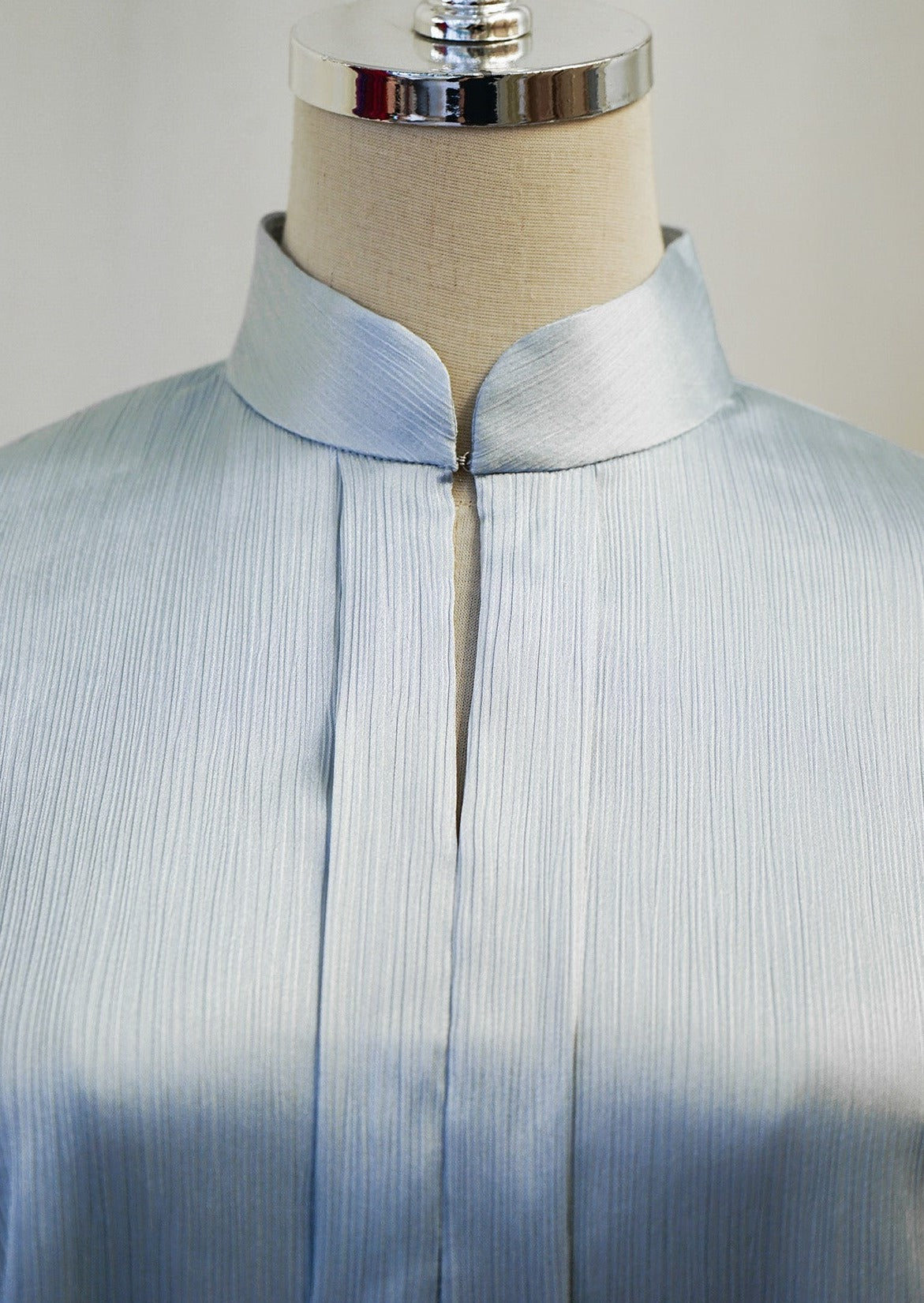 中式荷葉袖緞面襯衫（淺藍色）
