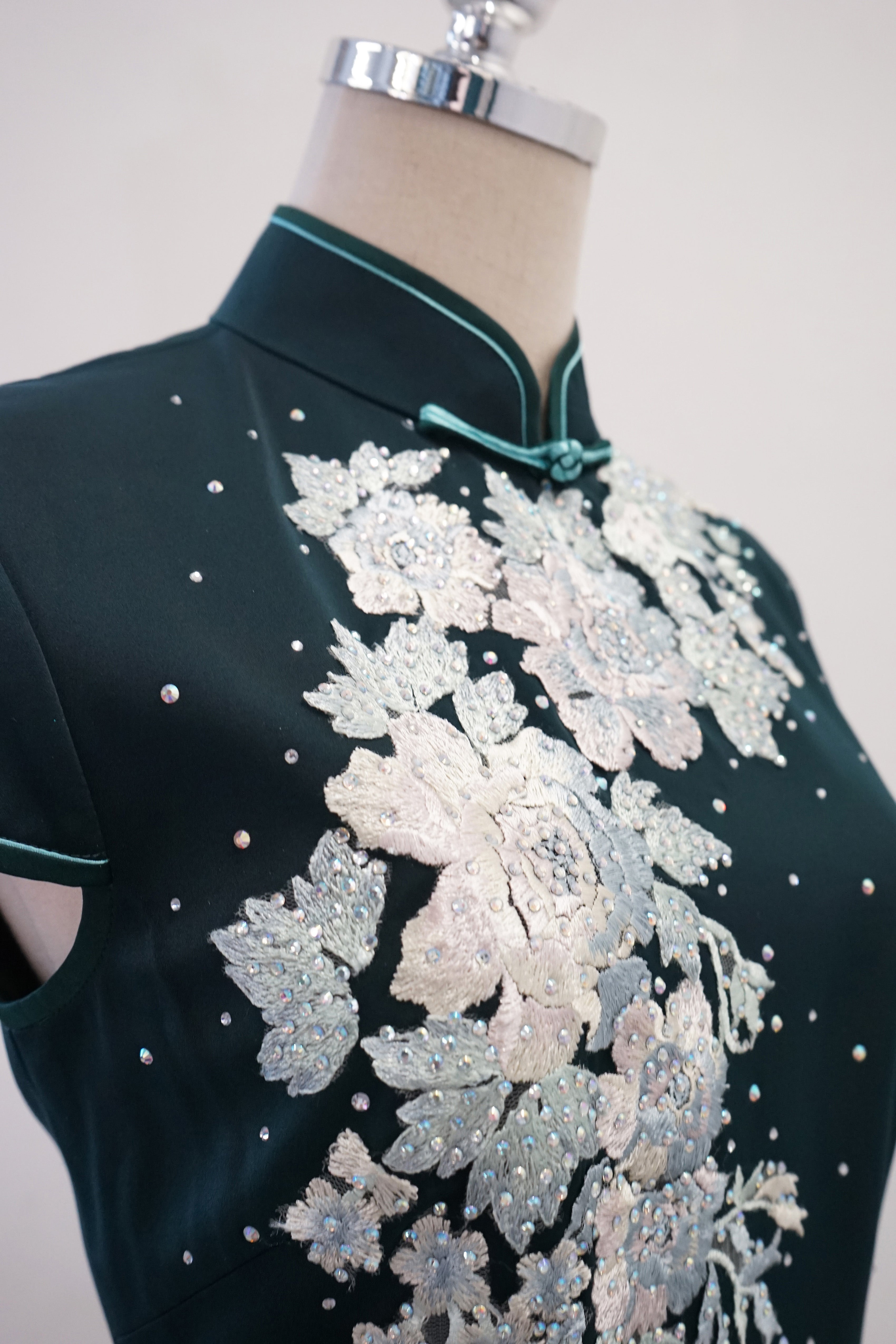 Short Sleeves Satin Embellished Qipao