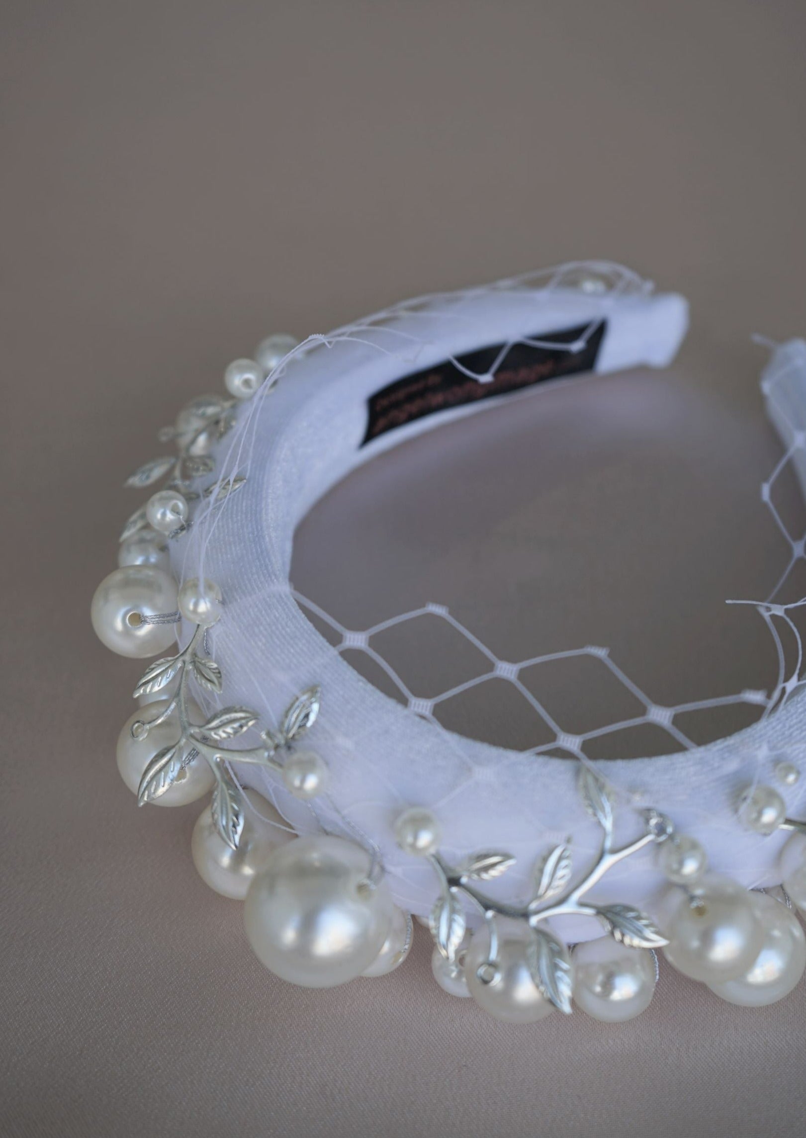 超大珍珠和水晶天鵝絨頭帶（白色）